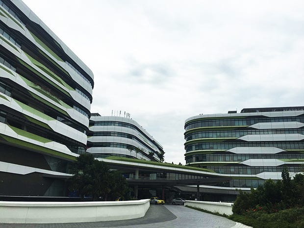 会場のSUTD(Singapore University Technology and
Design)は超近代的なキャンパス。MITと単位互換が行われている世界でも珍しい大学である。