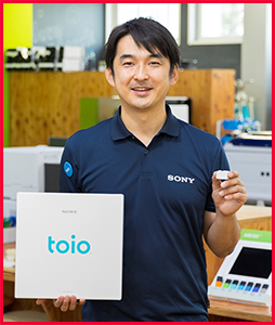 ソニー・インタラクティブエンタテインメント
toio事業推進室課長/toio開発者
2006年筑波大学大学院修了。同年ソニー入社。研究所でのロボットの研究開発を経て、2013年スタンフォード大学訪問研究員。2014年よりソニーのスタートアップの創出と事業運営を支援するプログラム(SAP、現SSAP)やCreative Loungeの企画運営に携わる。2016年SAPの新規事業/社内スタートアップとして有志でtoioプロジェクトを提案、以降商品化/事業化に従事。2018年よりソニー・インタラクティブエンタテインメントにて現職。2022年NHK「魔改造の夜」にてチーム「Sニー」の総合リーダーを務め世界新記録を達成した。toioは第10回ロボット大賞にてロボット大賞文部科学大臣賞受賞。