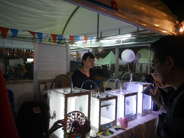 各ブース、夜に備えて電飾を用意している。