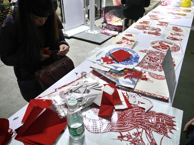 成都の伝統工芸である切り絵。