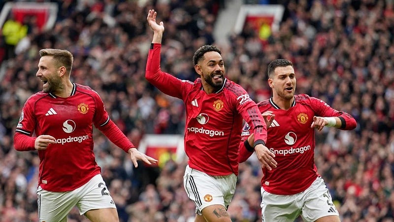 Pemain Manchester United, Matheus Cunha (tengah), merayakan gol bersama rekan setimnya dalam laga Premier League kontra Liverpool, Minggu (3/5/2026) malam WIB. © AP Photo/Dave Thompson