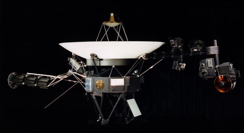 Image of Voyager 1 with antennas, solar panel which is opened up like an umbrella in space.