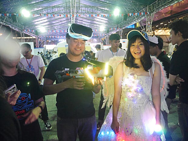 ARゴーグルもコスプレも電飾。