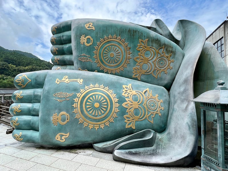 Nanzoin’s reclining Buddha has golden patterns decorating the bottom of his feet.