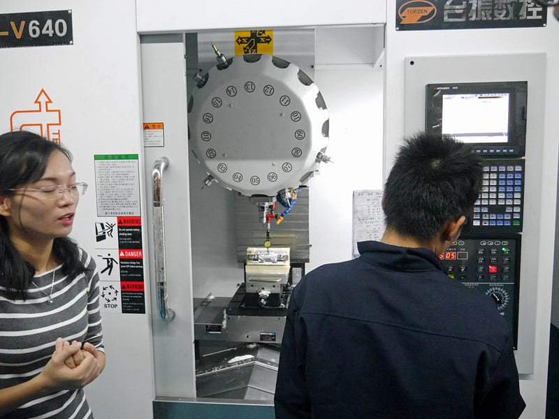 Cutting drill CNC of the type which can automatically replace the
cutting edge and can perform fine
processing.