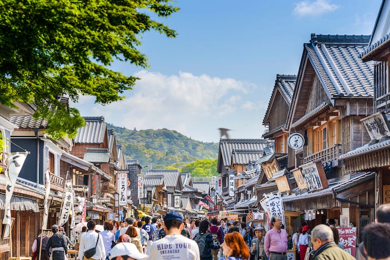 Oharai-machi, the main approach to Mie Prefecture’s Ise Jingu, is bustling with people going to visit the shrine