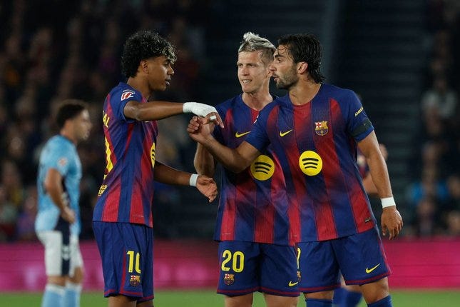 Pemain Barcelona, Lamine Yamal, Dani Olmo, dan Ferran Torres, dalam pertandingan La Liga melawan Celta Vigo, Kamis (23/4/2026) dini hari WIB. © AP Photo/Joan Monfort