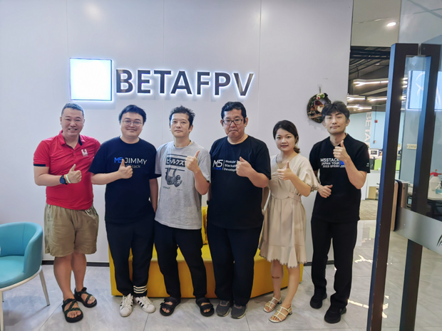 2023年8月、M5StackのCEO
Jimmy(左から2人目)と共にBETAFPVで打ち合わせしたことにより、さまざまな問題が一気に解消された。