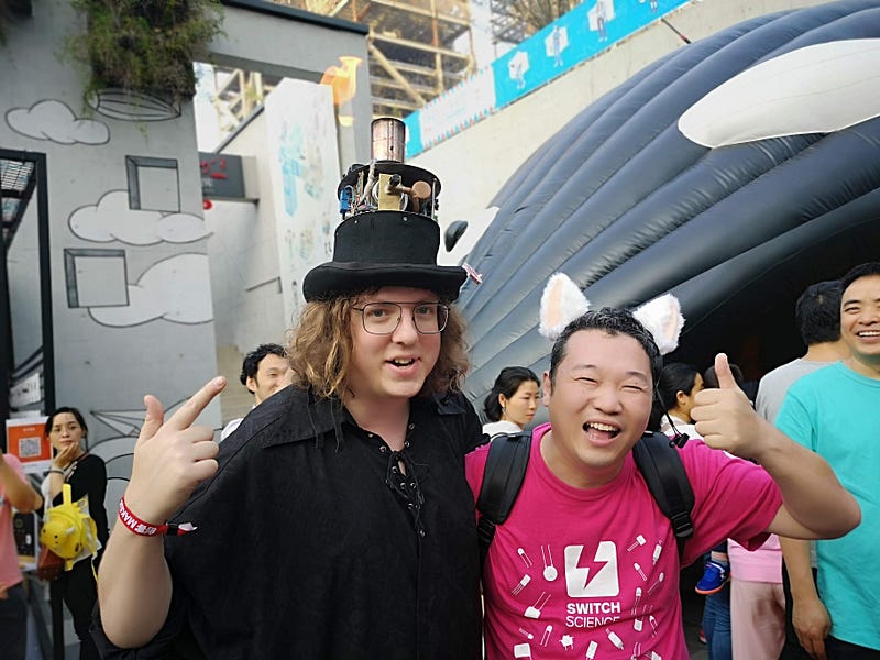 Jeffrey bring fire hat on Maker Faire
Shenzhen 2019!