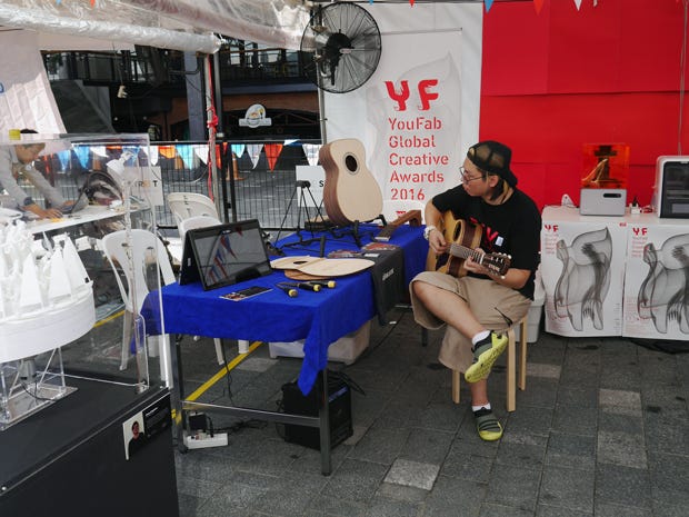 FabCafeはBangkokにも出店していて、Maker
Faireにもブースを出している。ブースではワークショップのほか、レーザーカッターで切り出したギター展示なども。