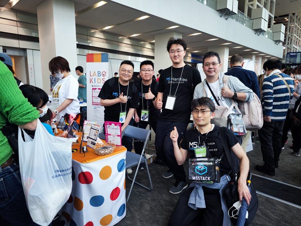 Maker Faire Kyoto 2023、スイッチサイエンスブースにて記念撮影。前列の男性がM5Unifiedを開発している @lovyan03{.markup–anchor .markup–figure-anchor}