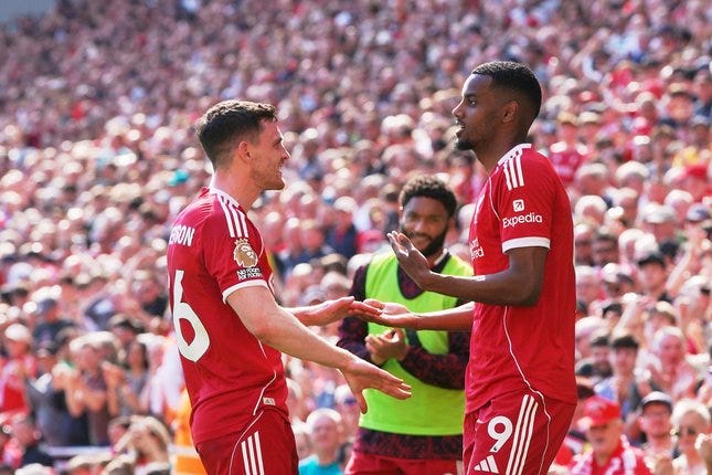 Andy Robertson dan Alexander Isak dalam laga Liverpool vs Crystal Palace di Premier League 2025/2026, Sabtu (25/4/2026). © AP Photo/Ian Hodgson