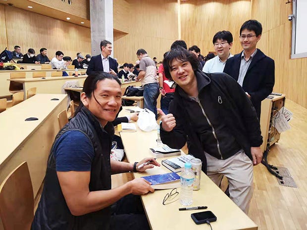 東大でのイベントに先立ってサイン会が行われた。長年のファンであるVRエバァンジェリストのGOROmanさんも、バニーの初著書「Hacking
a
XBOX」を持ってイベントに駆けつけた。