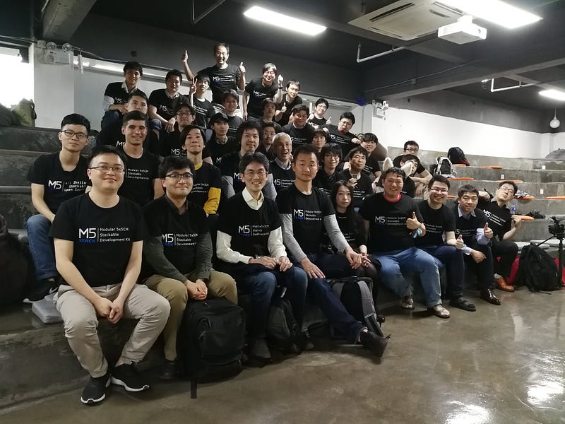 HAXオフィスにて、スタートアップM5Stackから全員分のTシャツをもらって記念撮影。