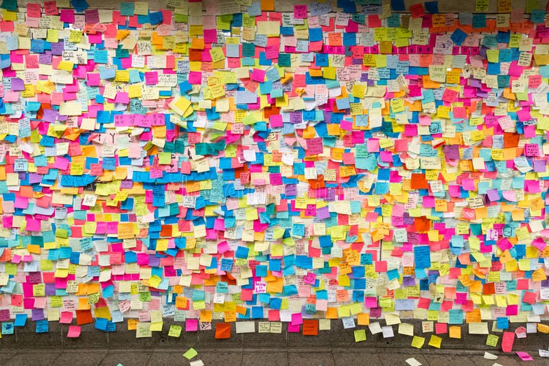 1000 post-its de colores en una pared