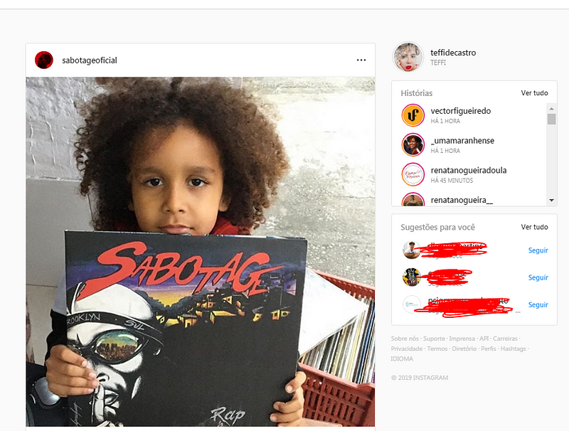 tela inicial de aplicativo de instagram, onde aparece uma foto do perfil do artista Sabotage. Há uma criança negra, cabelo black, segurando um disco do rapper