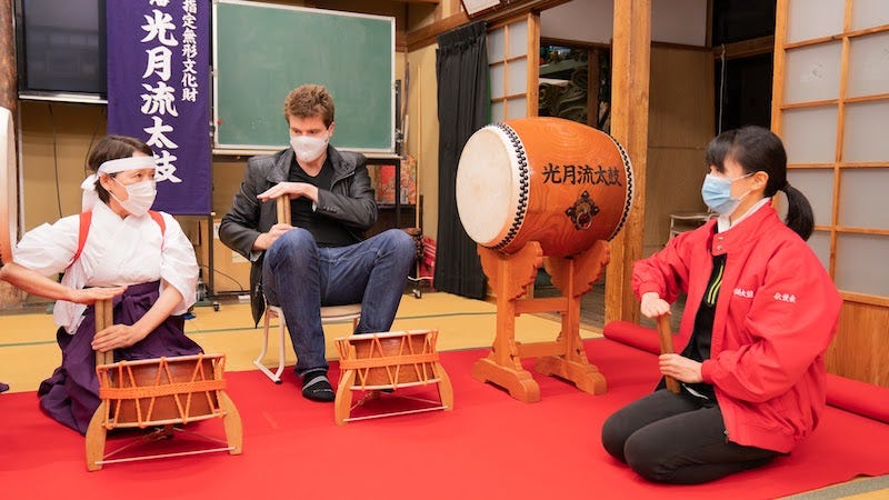 Donny Kimball learns the Kogetsuryu style taiko drumming style in Akizuki, Fukuoka Prefecture
