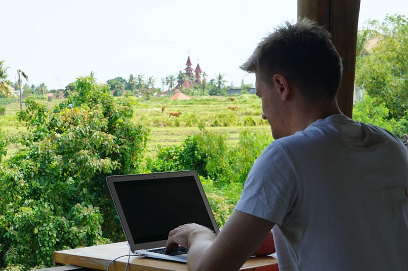 You can work practically anywhere, from the middle of the ricefield or next to the beach. © Droids on Roids