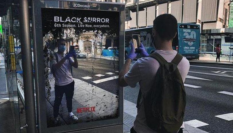 Netizen takes a photo of the strategic ad Black Mirror did, in line with the current pandemic crisis.