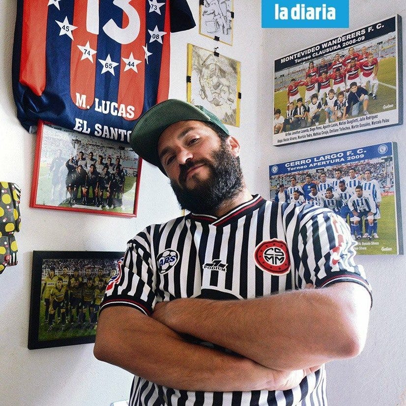O jogador, poeta e escritor Agustín Lucas com a camisa do Miramar Misiones