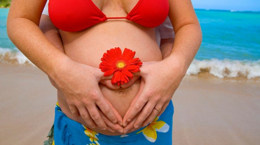 Pregnant-Belly-on-Beach