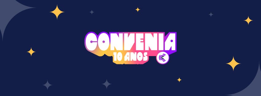 fundo em azul escuro como um céu estrelado com a logo comemorativa da Convenia 10 anos