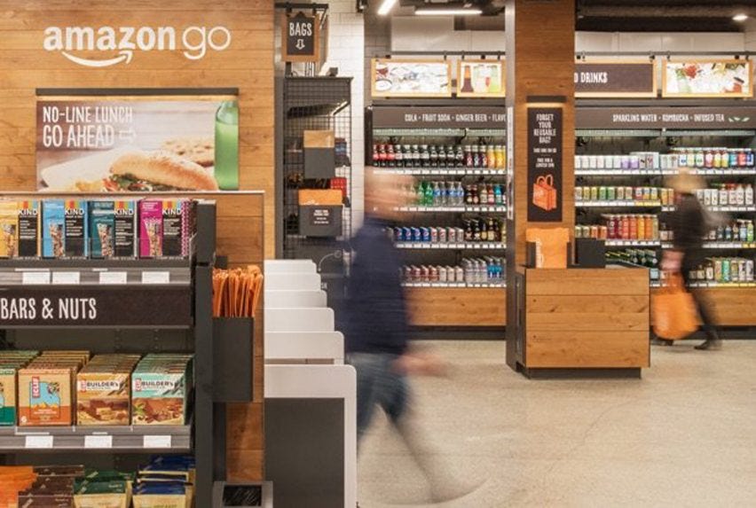 Ein amazongo Supermarkt. In den Regalen sind Getränke und Schokolade.