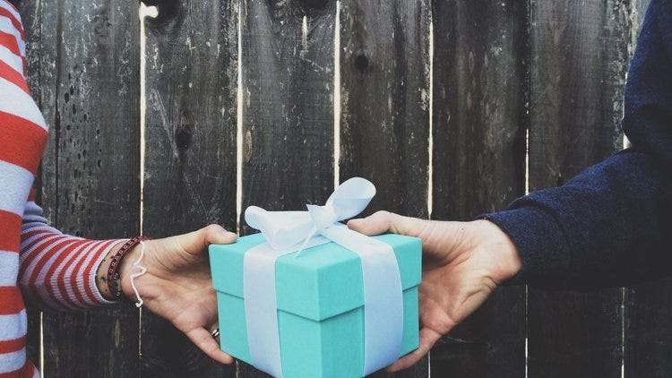 Want People to Remember Your Gift This Holiday Season? Follow These 10 Tips.