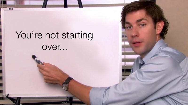 Personagem de The Office apontando frase num quadro branco. A frase diz “you’re not starting over”