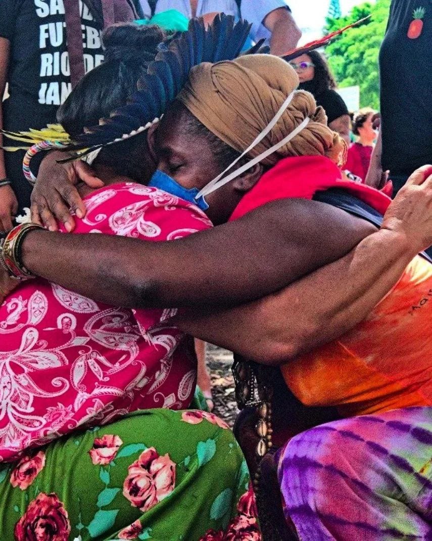 Mulheres se abraçam em comemoração ao anúncio do local para a CEU Indígena.