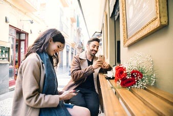 couple-browsing-smartphones-date