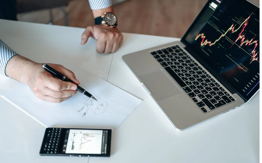 How Professional Traders Approach the Markets Differently