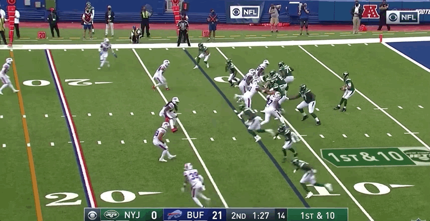 Sam Darnold throws pass to Le’Veon Bell