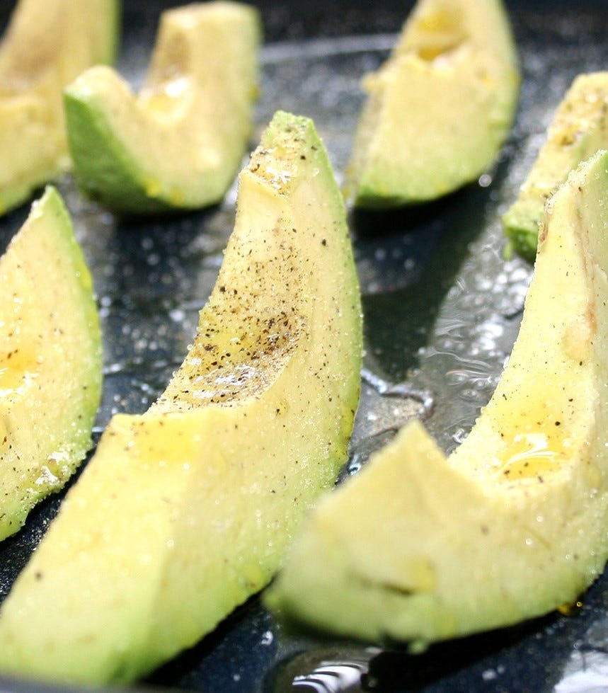 Avocado temperado com limão, sal e pimenta do reino