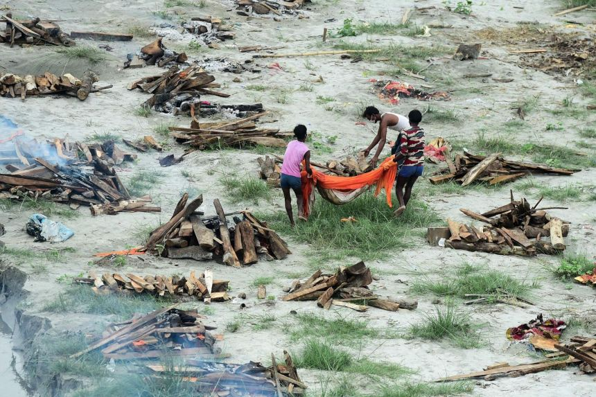 Bodies prepared to be cremated in the shallow grave on the banks of the Ganges River on June 25, 2021. PHOTO: AFP