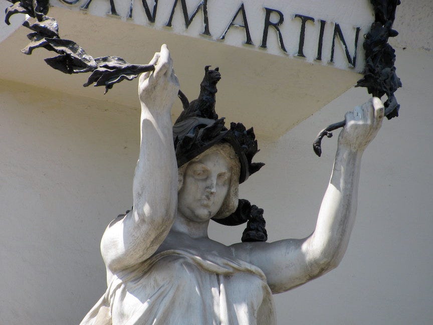 Escultura de la madre patria sosteniendo una llama, el animal.
