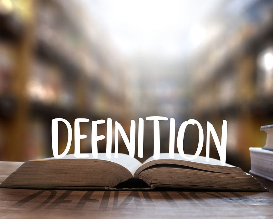 Un dictionnaire ouvert sur une table d’une bibliothèque pour chercher la définition de préjugés