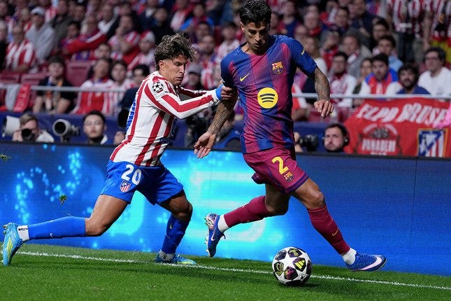 ITUGOL — Giuliano Simeone dan Joao Cancelo berebut bola dalam laga leg kedua perempat final Liga Champions antara Atletico Madrid vs Barcelona di Metropolitano, 15 April 2026 © AP Photo/Manu Fernandez