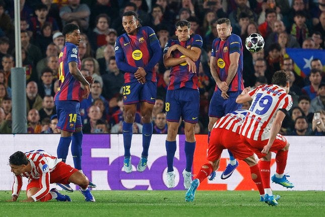 Momen eksekusi gol tendangan bebas Julian Alvarez dalam laga leg pertama perempat final Liga Champions antara Barcelona vs Atletico Madrid di Camp Nou, 9 April 2026 © AP Photo/Joan Monfort