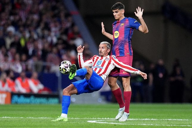 ITUGOL — Antoine Griezmann dan Gerard Martin berebut bola dalam laga leg kedua perempat final Liga Champions antara Atletico Madrid vs Barcelona di Metropolitano, 15 April 2026 © AP Photo/Manu Fernandez