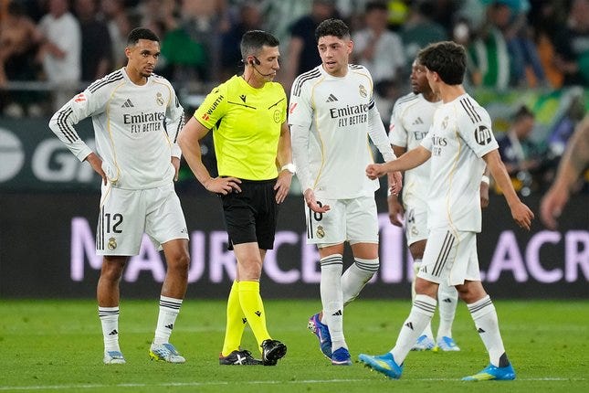 Pemain Real Madrid, Fede Valverde dan Trent Alexander-Arnold memprotes keputusan wasit Cesar Soto Grado di laga melawan Real Betis, 25 April 2026. © AP Photo/Jose Breton