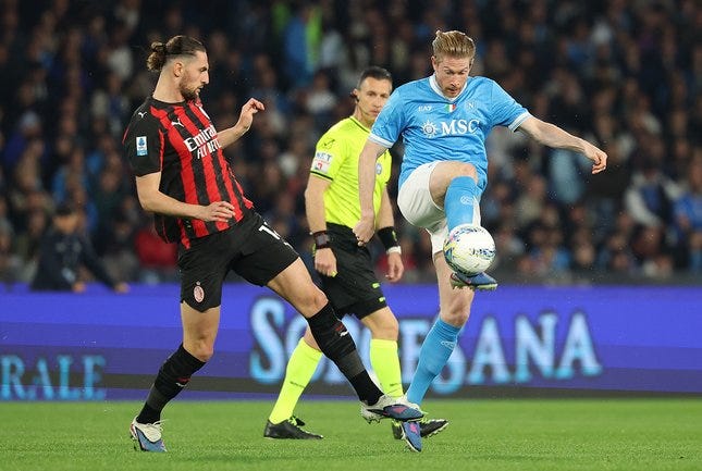 ITUGOL Login — Perebutan bola antara Kevin De Bruyne dan Adrien Rabiot di laga Napoli vs Milan, 7 April 2026. © Alessandro Garofalo/LaPresse via AP