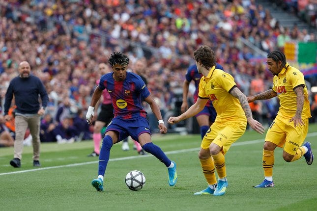 Pemain Barcelona Lamine Yamal (kiri) berebut bola dengan pemain Espanyol Tyrhys Dolan dan Carlos Romero pada laga La Liga/Liga Spanyol antara Barcelona vs Espanyol, 11 April 2026 © AP Photo/Joan Monfort