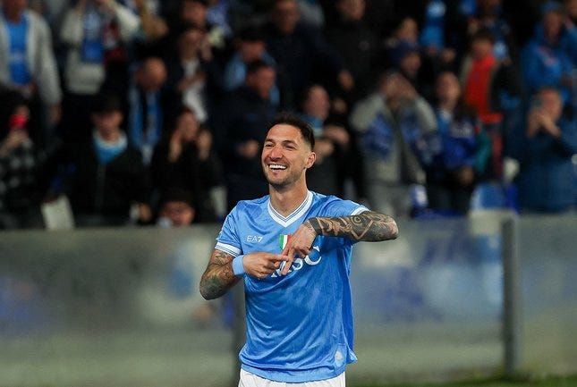 ITUGOL Login — Selebrasi winger Napoli, Matteo Politano usai mencetak gol ke gawang AC Milan di lanjutan Serie A, 7 April 2026 di Stadion Diego Armando Maradona. © Alessandro Garofalo/LaPresse via AP