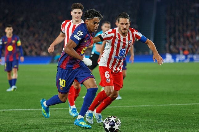 Lamine Yamal berebut bola dengan Koke dalam laga leg pertama perempat final Liga Champions antara Barcelona vs Atletico Madrid di Camp Nou, 9 April 2026 © AP Photo/Joan Monfort
