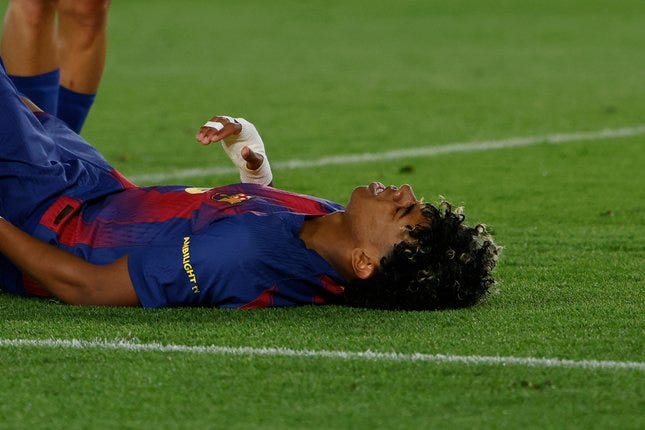 Lamine Yamal mengalami cedera dalam laga Barcelona vs Celta Vigo di La Liga 2025/2026, Kamis (23/4/2026). © AP Photo/Joan Monfort
