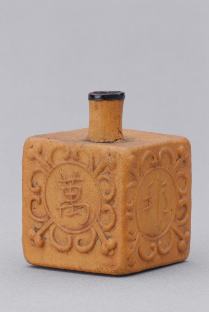 鼻煙壺藏品鑒定與國際拍賣市場分析：掌中乾坤，國際拍賣市場的袖