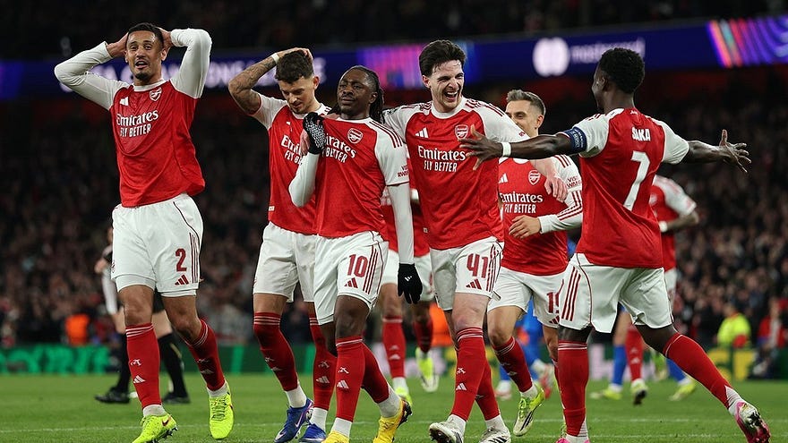SBOxITUGOL — Eberechi Eze merayakan gol pembuka bersama rekan-rekan setimnya dalam laga leg kedua babak 16 besar Liga Champions antara Arsenal vs Leverkusen di Emirates Stadium, 18 Maret 2026 © AP Photo/Ian Walton