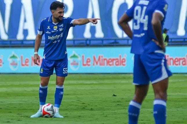 ITUGOL Streaming : Aksi Frans Putros bersama Persib Bandung di BRI Super League 2025/2026 © I.League