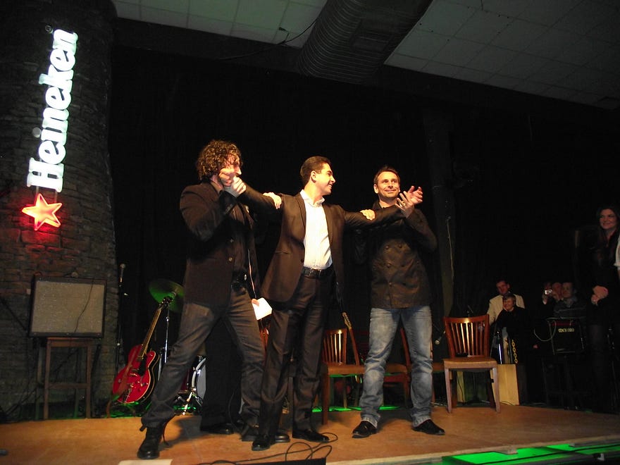 O "Mestre" Akbar Mente Ronin mostrando toda a sua "força" com atores famosos que foram contratados para "prestigiar" o seu "sucesso".